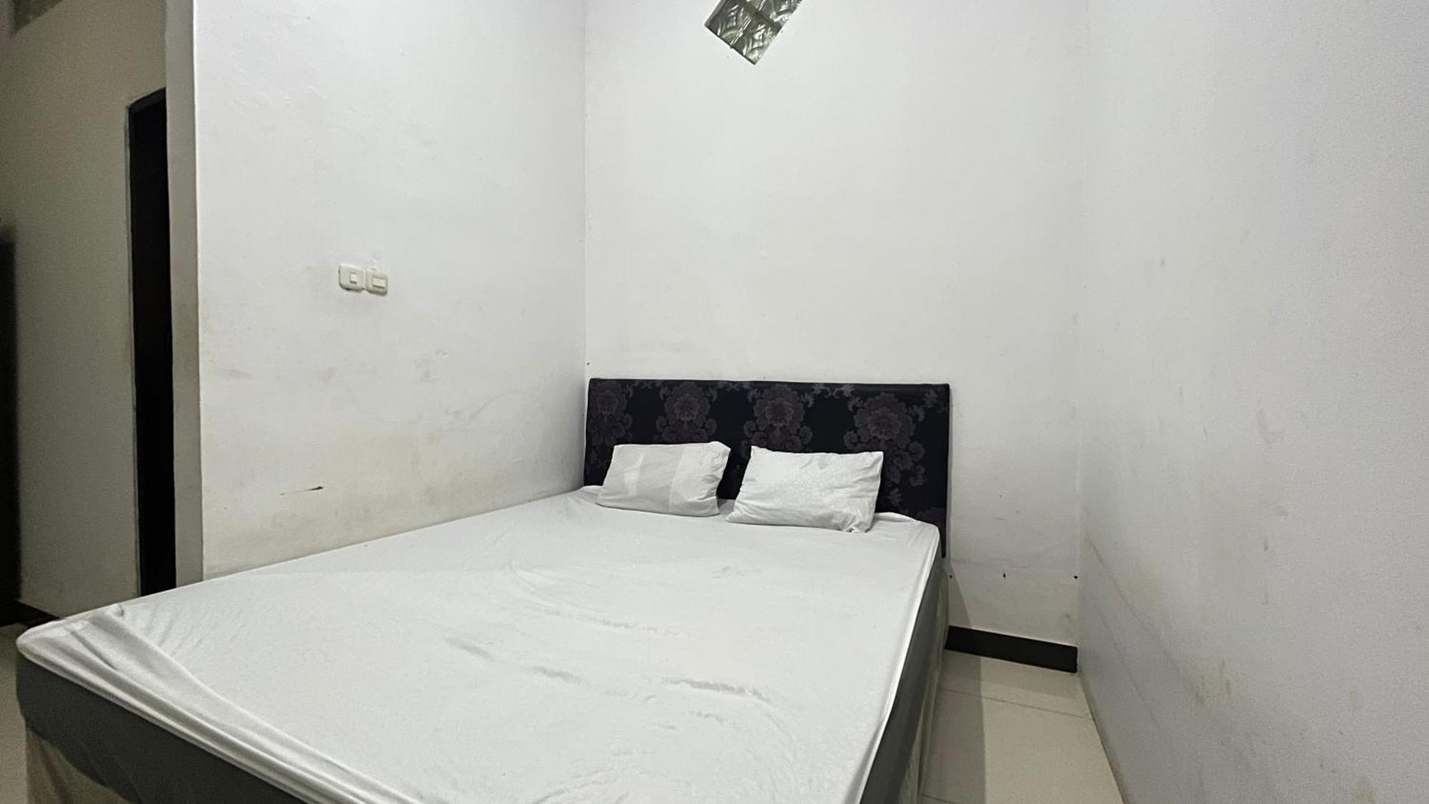 Oyo 92100 Kost Biru Hotel Makassar