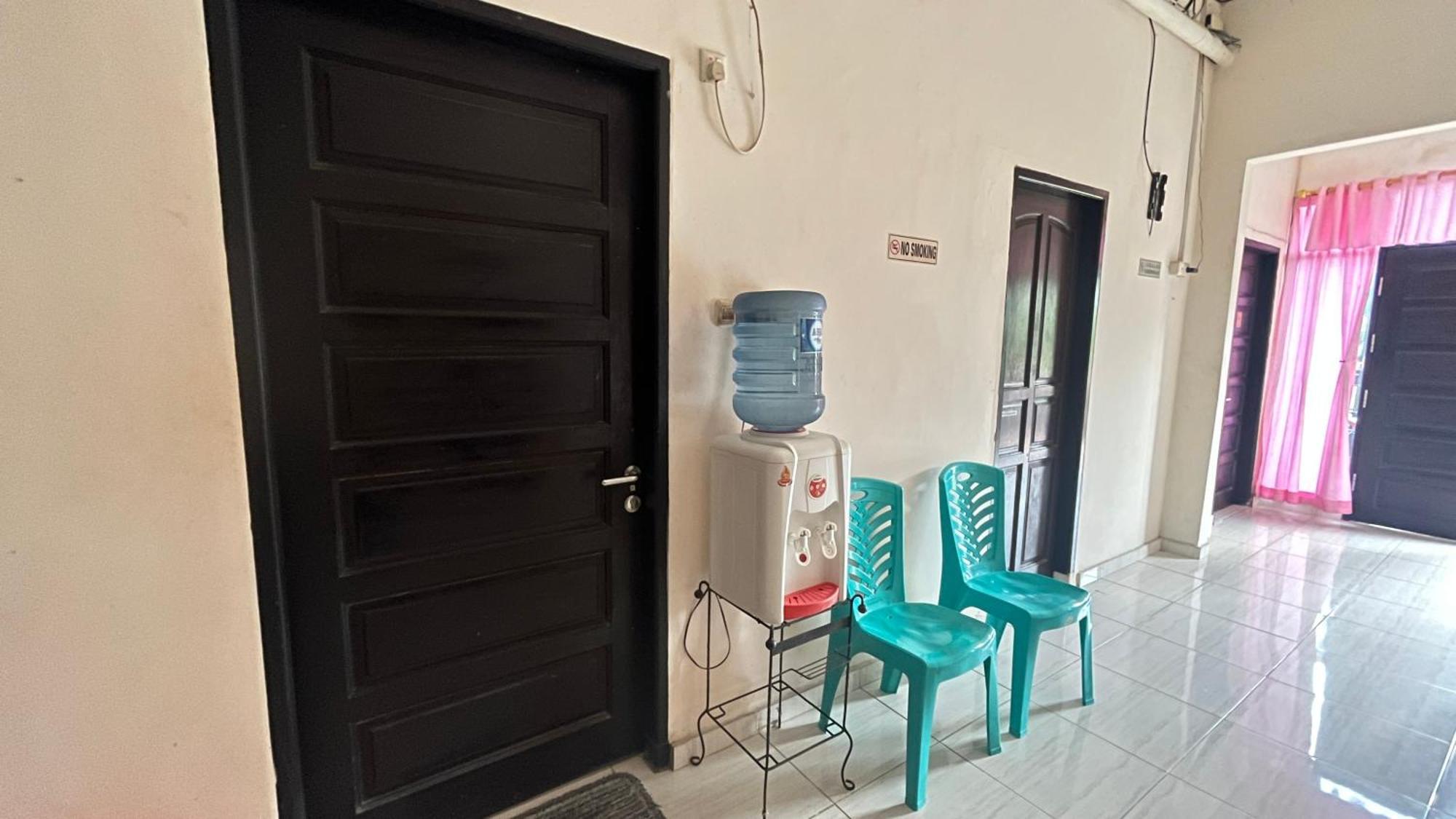 Oyo 92100 Kost Biru 2*