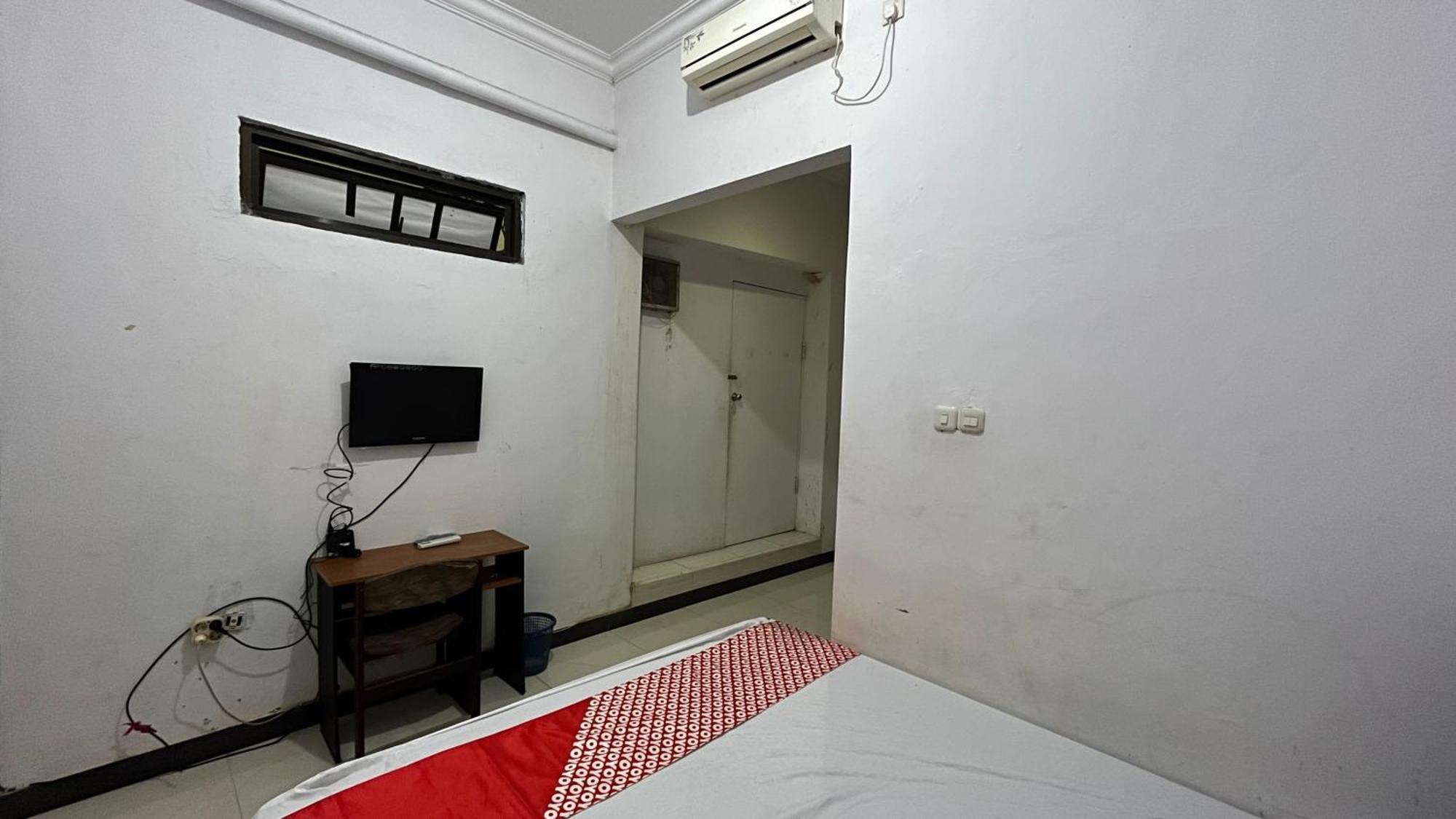 Oyo 92100 Kost Biru Hotel 2*