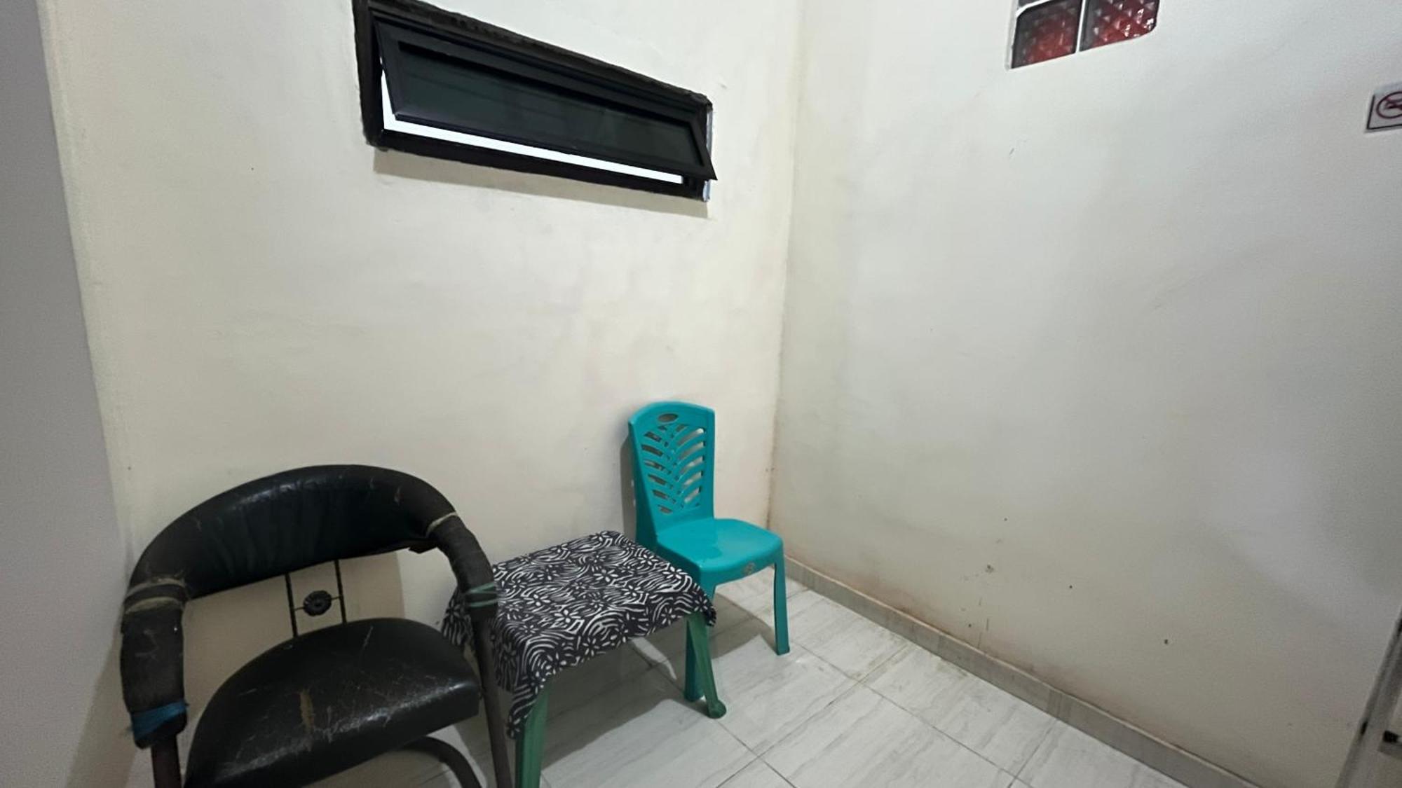 Oyo 92100 Kost Biru Hotel Makassar